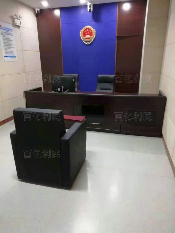 木質審訊桌