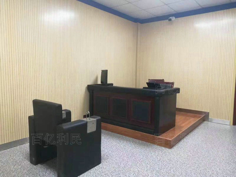 木質審訊桌